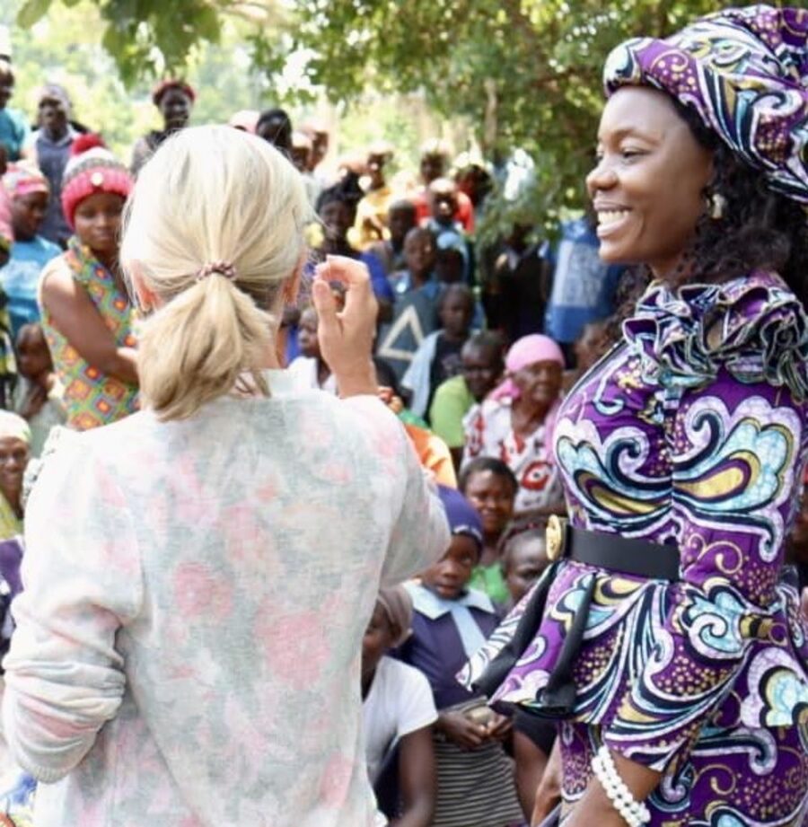 An van Es-Johansson in gesprek met Catherine Omanyo tijdens een bijeenkomst in Busia.